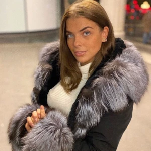 Garoff Parka  - Säljer min fina fina jacka från garoff, använd en vinter och är i fint skick. Har en lagning i luvan som absolut inte syns men det gör att man ej kan ta av pälsen. Den är av silverräv. Nypris ligger på 5-6000 Skriv privat så berättar jag mer!🥰