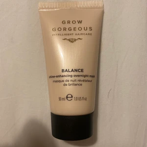 Säljer denna oanvända 30ml hårmask från grow gorgeous  - Säljer denna oanvända 30ml natt hårmask från grow gorgeous. Nypris på 250ml ligger runt 200kr.   Beskrivning:  Grow Gorgeous Balance pH-Balanced Conditioner är framtaget för att ge näring åt både hår och hårbotten med en fjäderlätt formula som gör att håret känns mjukare utan att tynga ner det. Balsamet är berikat med ett havrelipidkomplex som främjar hårbottnens naturliga skydd och ger en effektiv barriär som behåller fukten där den behövs. Allantoin med mjukgörande egenskaper har blandats med aminosyror och sheasmör för att håret ska bli mjukare, slätare och friskare.  Passar alla hårtyper. Fritt från gluten, parabener, sulfater, silikoner, ftalater och mineralolja.  Lämpligt för veganer. undrar man över något så är det bara att kontakta mig.
