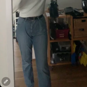 Jeans - Säljer mina välanvända oversized jeans i tunnare jeanstyg som jag köpt på secondhand förra året!!✨✨ Säljer pga för lite plats i garderoben. Jeansen fungerar att ha med både skärp och utan för mer low-waist.