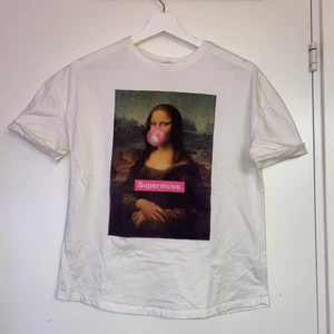 T-shirt monalisa - Säljer t-shirt med Mona Lisa tryck. strl S. Används inte längre. Väldigt bra skick. 💫  Köparen står för frakt.