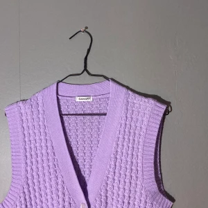 Stickad Väst - Retro stil stickad väst!   Passar S-L beroende på passform  Köpare står för frakt