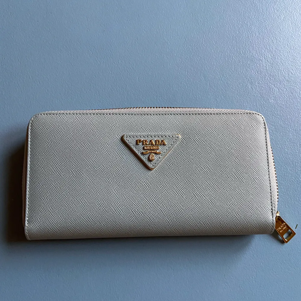 Prada replika plånbok/clutch i ljusblått skinn. 20cm x 11cm, aldrig använd, köpt i vintagebutik i London men ser helt ny ut.. Väskor.