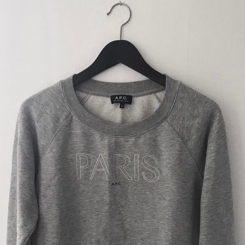 Gråmelerad sweatshirt från APC med broderi, storlek M men är liten i storleken så mer som en S. Använd men bra skick! . Huvtröjor & Träningströjor.