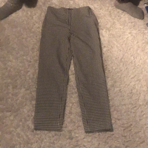 Kostymbyxor  - Ett par kostymbyxor från hm i stlk 36, sitter bra vid rumpan, midjan o höfterna men använder ej längre. Köparen står för frakt 