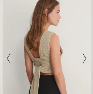 Stickadtopp  - En as bal stickad topp. Helt oanvänd och lappen sitter kvar, stl xs. Startbud 100kr 