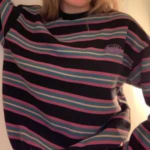 Randig Sweatshirt  - Svin snygg sweatshirt från junkyard i strl S🧡💜💛💙 Använd få tal gånger💖💖Köparen stor för frakten💕