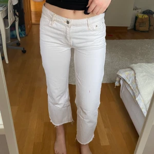 Krämvita byxor - Korta krämvita byxor med guldiga sömmar. De är lågmidjade och sitter sjukt bra. Jag är 174 cm lång💫🤍