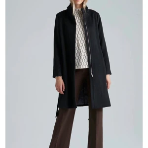 Marinblå kappa från Stockholm LM  - Jättesnygg och stilren kappa från Stockholm LM med gulddetaljer. Originalpris 1500 kr. 