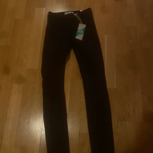 Bonnie Jeans, (oanvända) - Bonnie jeansen från Gina, helt oanvända med prislapp kvar. Storlek S. 