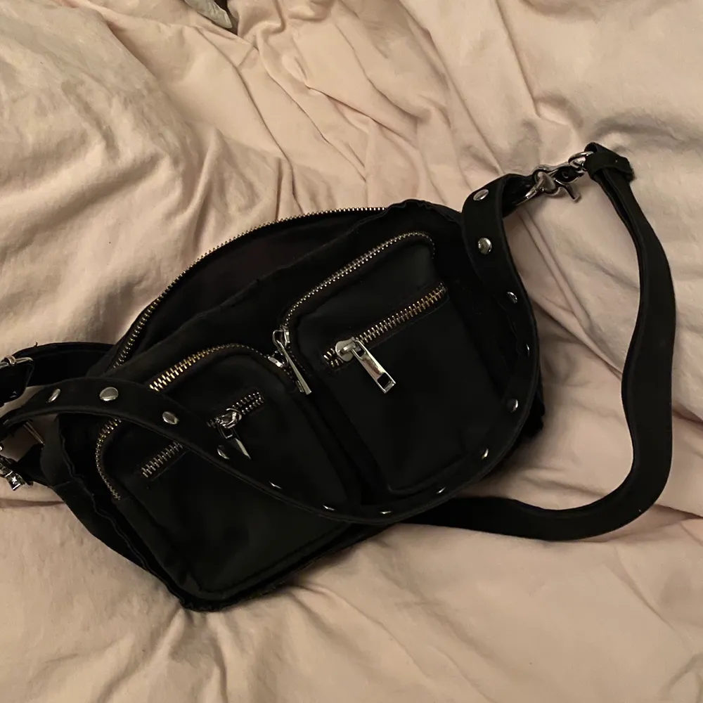 En svart noella väska ganska använd (därav det billigare priset) 💗💗. Väskor.