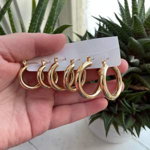 3-pack guldiga örhängen/hoops i olika storlekar! Största är 3cm, mellan 2,5cm och minsta 2cm. Säljer då de aldrig kommit till användning💞 frakt kostar 12kr