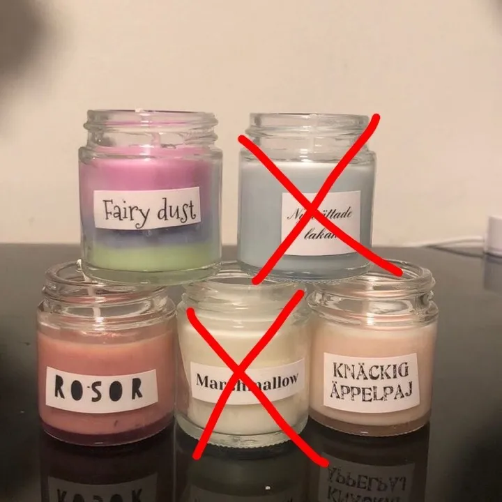 Egentillverkade doftljus! Gjorda på sojavax vilket gör de miljövänliga💖Finns kvar i dofterna: rosor, fairy dust och knackig äppelpaj💖 39kr per ljus 3 för 100 💖 fri frakt . Övrigt.