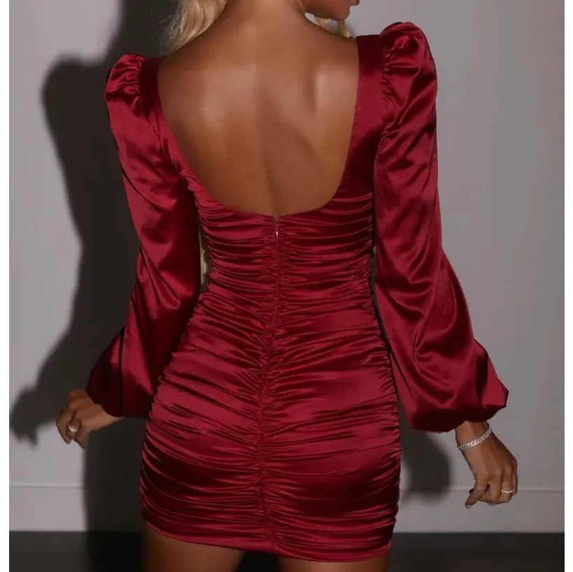 Super fin röd klänning från ohpolly i storlek 32! Endast använd 1 gång💕Kan mötas upp i Stockholm men även frakta, köparen står då för frakten dvs 66kr spårbart💕💕. Klänningar.