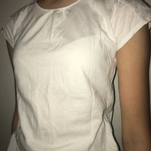 T-shirt med broderi -  t-shirt med broderi över axlarna, pris kan diskuteras!