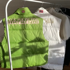 Napapijri västar - Vintage Napapaijri västar. Vita storlek L passar också XL och gröna strl 12, motsvarar ca S! Fina, inga stora defekter. Stänga med knappar och fickor med dragkedja. En för 500, frakt tillkommer på 63kr🌿