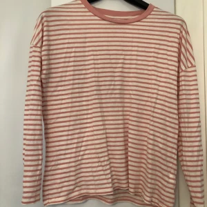 Långärmad tröja  - Långärmad tröja från bikbok, endast använd fåtal gånger. Xs 