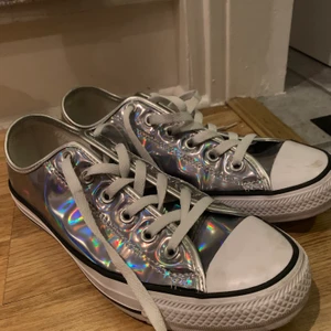 Converse storlek 40 - Skitnajs converse i storlek 40. Använda ca 3 gånger. Väldigt unika o coola. JÄTTEMÅNGA INTRESSERADE FÖRSÖKER SVARA ER!! Buda privat 