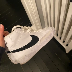 NIKE BLAZER - Ett par blazers, använt dom 2 gånger kanske.(junior) Säljer pga sitter för tajt! Köparen står för frakt, vid snabb affär kan priset diskuteras😀 skorna passar en 37-38.5 skulle jag tro.