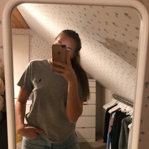 Ralph lauren t-shirt - T-shirt från Ralph lauren. Storleken är bortklippt, men jag har M och den slipper lite slappt på mig. 