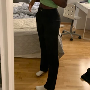 Svarta Kostymbyxor  - Byxorna är köpta från Venderbys. Jag har använt de väldigt mycket men passar inte mig längre..