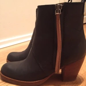  - Snygga stövletter/boots från Acne. Jättefint skick! Knappt använda :)