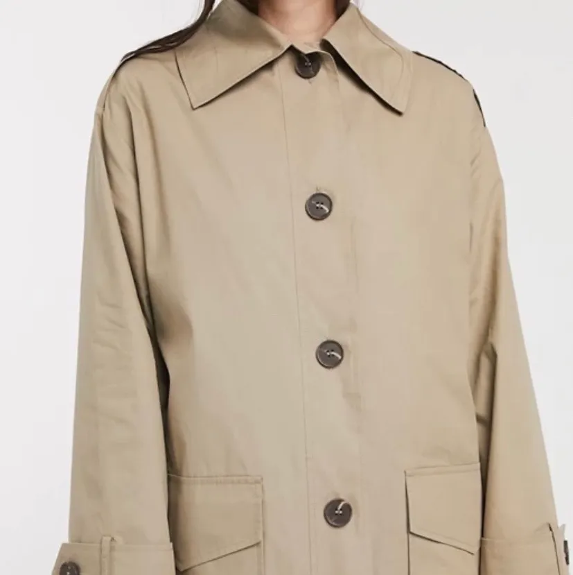 Slutsåld trench coat oversized storlek. Aldrig använd men testad. Så snygg men lite för stor på mig som har smala axlar.. Jackor.