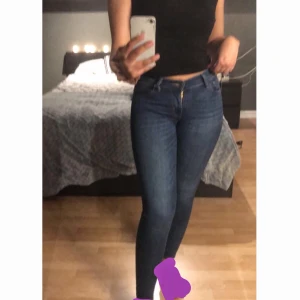 Levis jeans - Säljer dessa Levis jeans då dom är för små för mig. Jätte fina och som nya. 200kr eller högsta bud. Om det är nåt du undrar över skriv till mig😊