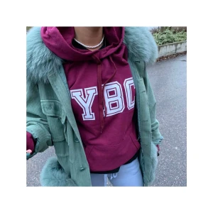 Coola collage hoodies & byxor - Hej säljer nu denna assnygga vinröda hoodien med college text som är helt oanvänd, har även grå och marinblå i samma modell som jag säljer🥰 skriv gärna för mer info, kan både mötas upp och frakta❤️❤️