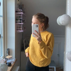 Gul sweatshirt  - Jätte skön tröja som passar som både Myströja och till jeans . 