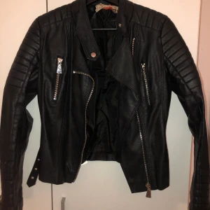 Skinnjacka  - Klassiska skinnjackan från chiquelle! Innertyget är lite sönder, men det är inget som syns eller som inte går att laga om man skulle vilja göra det. 