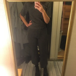 Mjukt set från weekday - Skitsnyggt set från weekday köpt för ca 3 år sedan men knappt använt. Byxorna har resor i midjan så passar både xs och S. Ett lite snyggare loungeset, passar både till mys hemma och att ha på sig vid lite finare sammanhang.