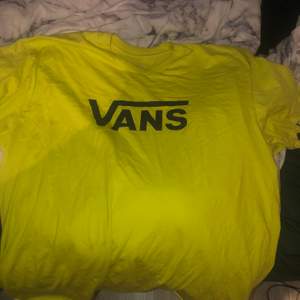 Neon grön/gul t-shirt. Storlek X-Large. Köpt för cirka 3-4 månader sedan. Frakt får man stå för själv och pris går att diskuteras.