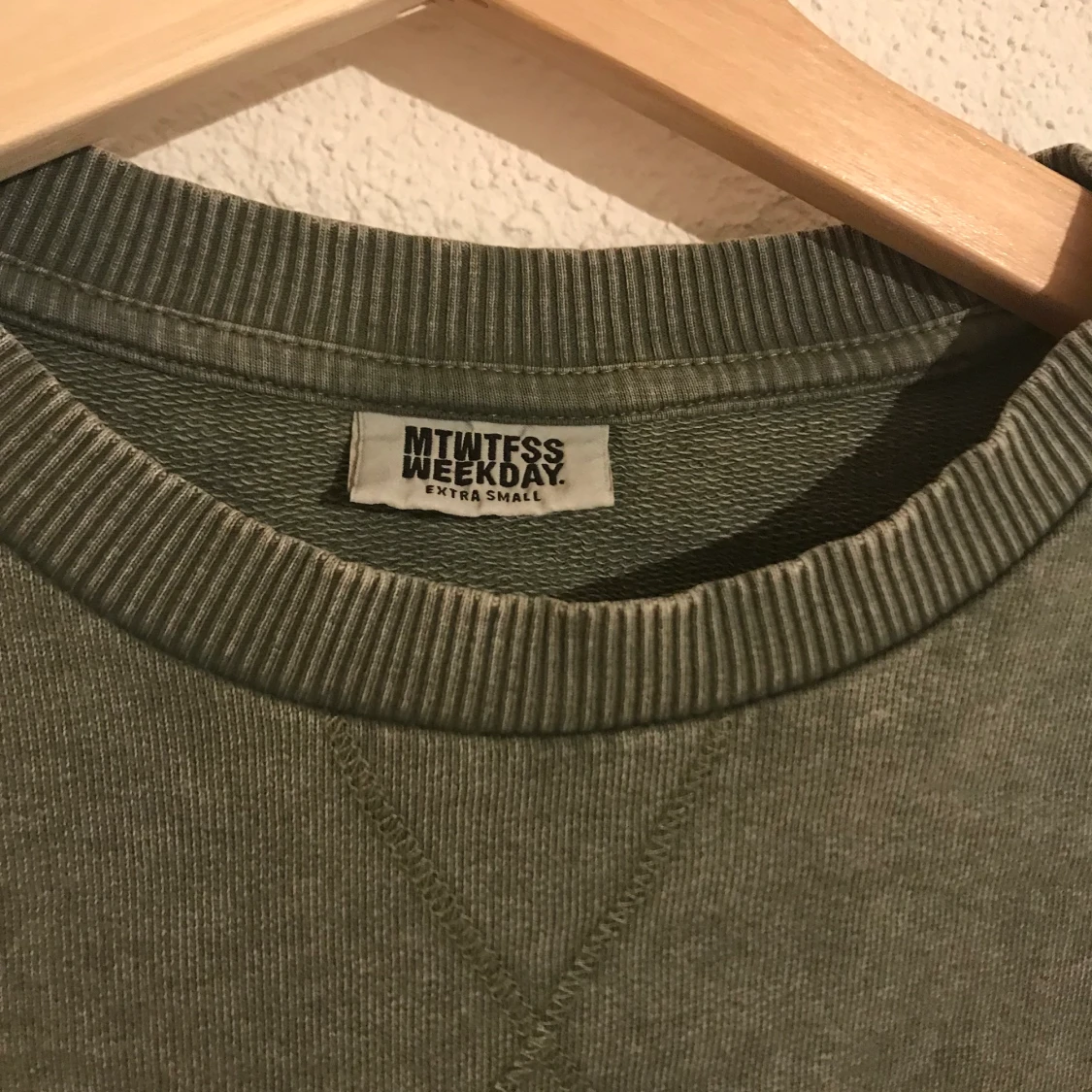 Grön sweatshirt Weekday stl XS - 90
