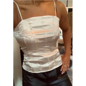 Korsett - Korsetttopp i satin med pärlbroderi. Så fin, men används för sällan 🤍 strl M men passar mig som har S den är lite töjbar i materialet och fodrad. Högsta bud✨