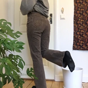 Bruna jeans - Jättefina bruna raka jeans som tyvärr aldrig kommer till användning. Fina detaljer på bakfickorna. Jag skulle säga att de är strl 29/32 eller 38. Men de passar även mindre! Jag är 167cm och de är uppsydda så går att få lämgre! Frakt kostar 79kr