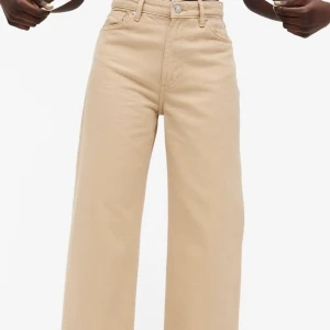 Yoko beige jeans - Säljer dess svin snygga jeans från monki i storlek 29! Knappt använda! Skriv gärna för frågor eller fler bilder! Köparen betalar för frakt:)