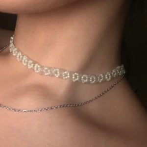 Chocker/halsband  - Säljer min vita chocker som knappt kommer till användning. 