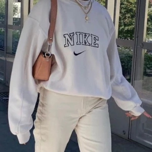 Trendig Nike Sweatshirt  - Säljer denna trendiga nike sweatshirt som jag köpte på tise för 3 månader sen. Den är i storlek XXL och passar väldigt bra på alla S-L. Säljer pga att jag gått väldigt mycket ner i vikt och inte riktigt passar i många av mina kläder längre :(    Jag säljer den för 800 kr (frakt inkluderat i pris) ps, kika in mitt konto för fler trendiga plagg ;) 