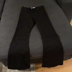 Vida bootcut jeans - Svarta vida bootcutjeans. Kan ej ta kort på då dom ej passar längre, frakt ingår.
