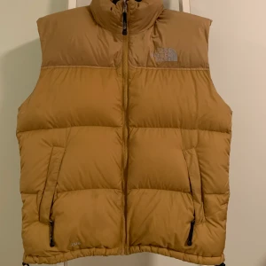 North face nuptse väst - Storlek LARGE (herr) 1996 Nuptse väst, 700 dunfillning. Bra använt skick med något märke hit o dit. Betalning sker via swish 