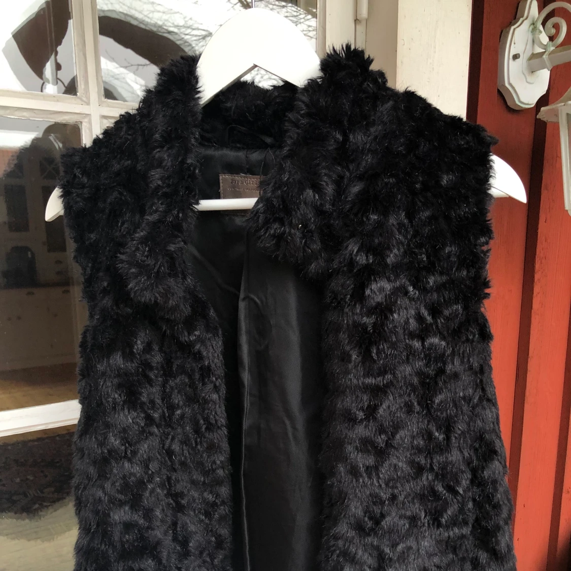 Svart pälsväst från Zara, 100kr. - 90