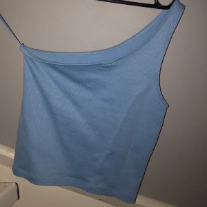 Topp från gina  - Färgen syns inte så bra men det är verkligen en jättefin babyblå! 