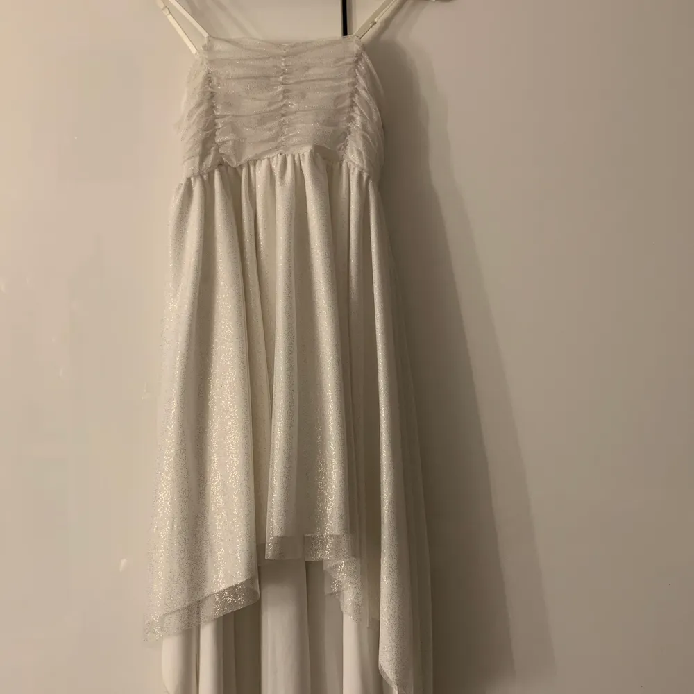 den här glittriga klänningen från kappahl är i storlek 158/164. är väl använd men är fortfarande som ny. glittrar av sig lite men inte överdrivet mycket. buda i kommentarerna! frakten betalar kunden!. Klänningar.
