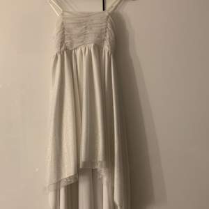 den här glittriga klänningen från kappahl är i storlek 158/164. är väl använd men är fortfarande som ny. glittrar av sig lite men inte överdrivet mycket. buda i kommentarerna! frakten betalar kunden!