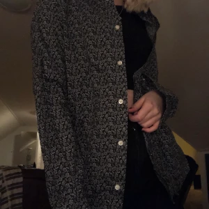 Mönstrad skjorta - Skjorta med blommigt mönster, marinblå med vitt mönster, använd 1 gång