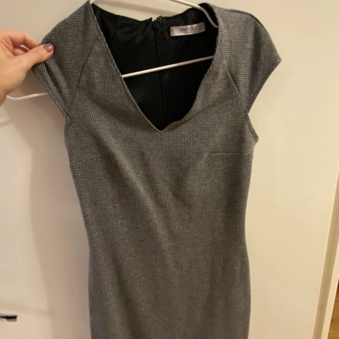 Figursydd klänning i grå  - 90