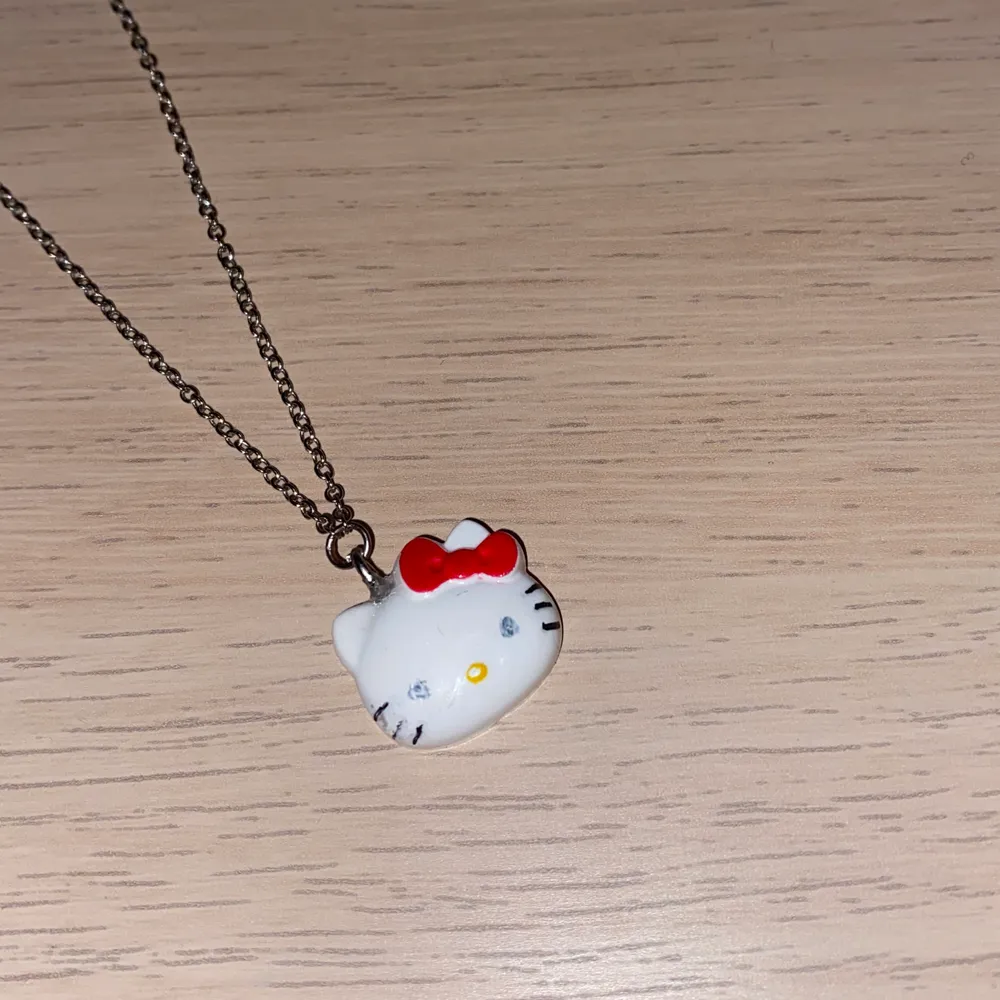 Säljer detta hello kitty halsband som jag gjort själv. (Som man ser på bilden så är själva figuren lite sliten, men inget som riktigt märks på längre håll) 20kr+frakt. Accessoarer.