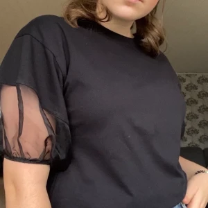 Svart t-shirt med mesh - Svart t-shirt med mesh-typ på ärmarna från Zara i storlek S. Endast använd ett fåtal gånger och i väldigt bra skick. 50kr exklusive frakt 