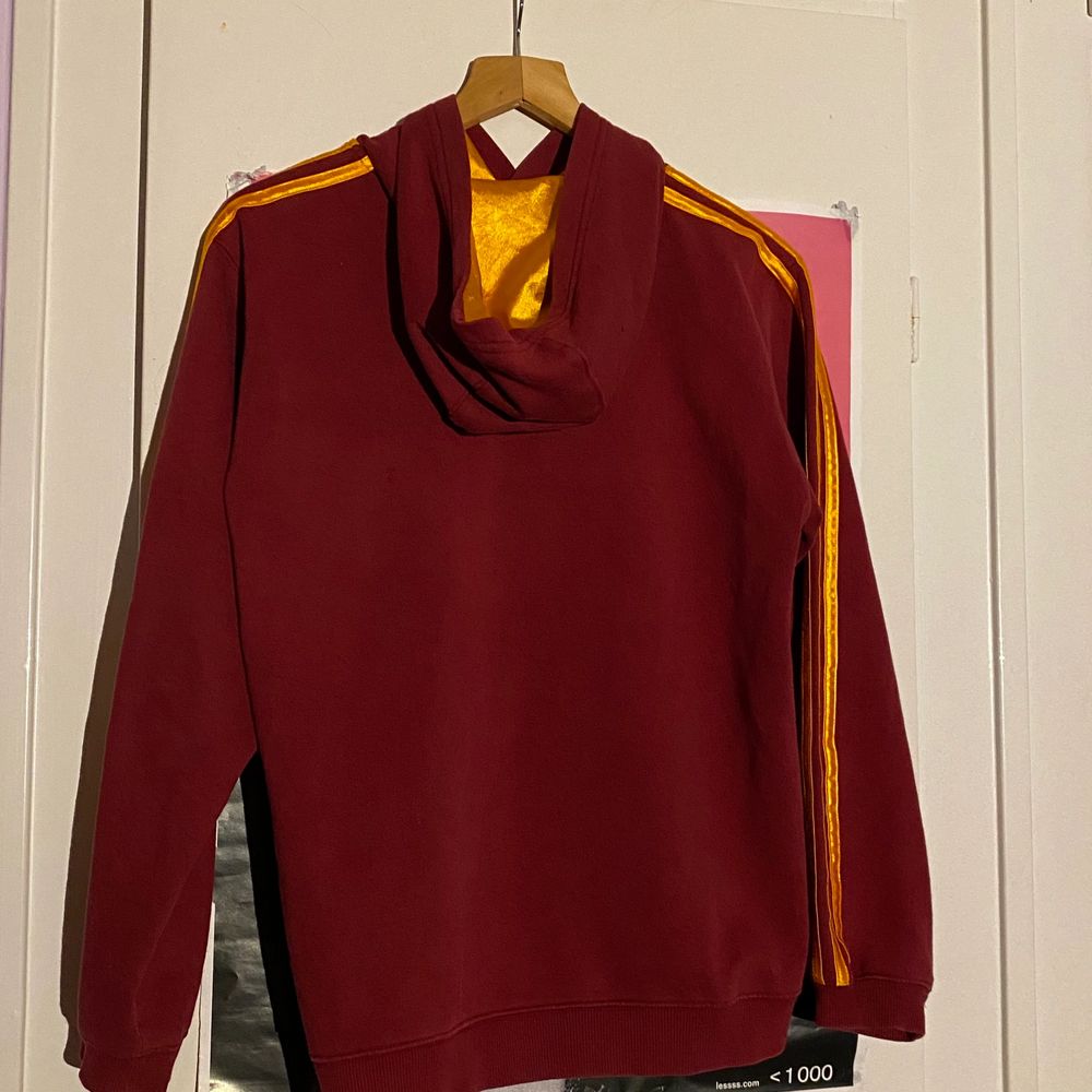 Adidas basket hoodie. Köpt second hand så den är använd men i riktigt bra skick. Har själv inte använt den mycket alls. Storleken är lite oklar men skulle säga xs/s/m beroende på hur man vill att passformen ska vara. Kan skicka fler bilder vid behov.. Huvtröjor & Träningströjor.