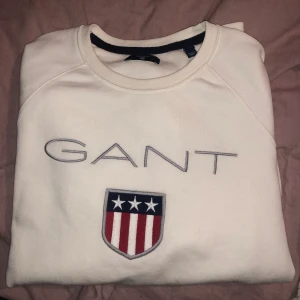 Gant tröja - En vit fin gant tröja i väldigt bra skick! Storlek S och knappt använd. 